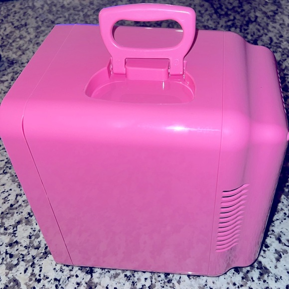 Hello Kitty Mini Fridge - Picture 9 of 14